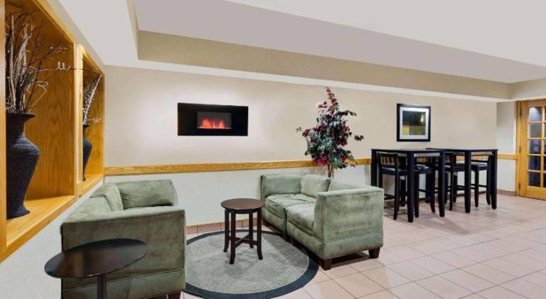 Ramada by Wyndham Marquette — photo 4