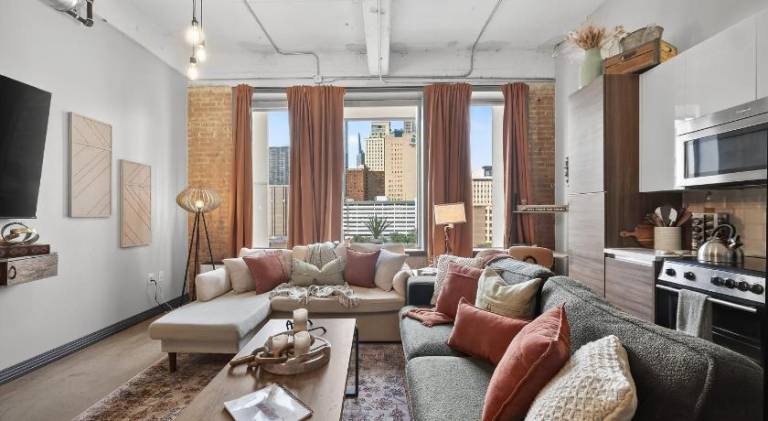 Apartment with pool | Next to Pioneer Park in Dallas, TX