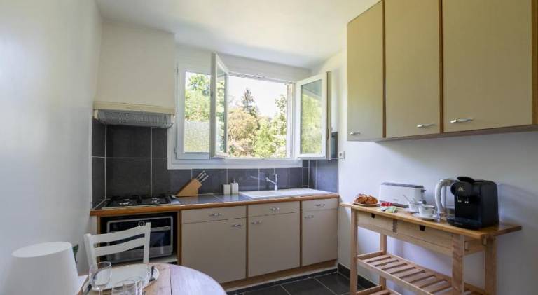 Apartment with yard — photo 3