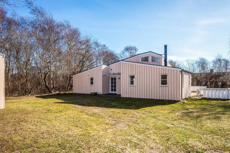 Fully equipped charming vacation home with hot tub, sauna & patio | Dogs allowed — photo 2