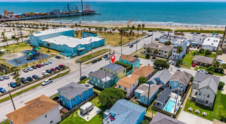 Family & Pet-Friendly - Walk to Beach & Pier in Galveston, TX