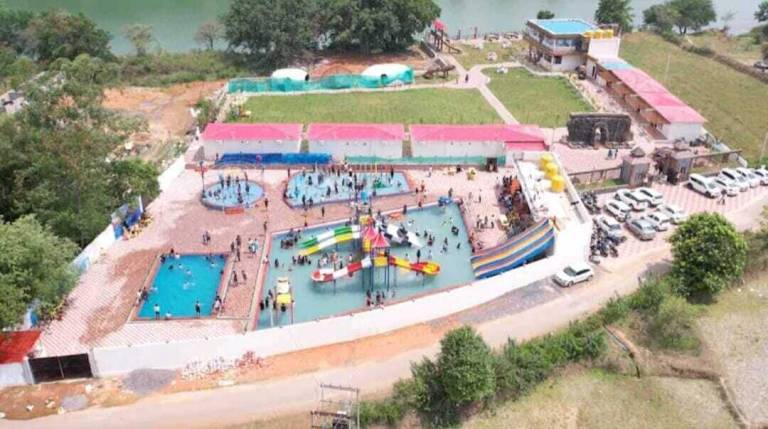 Resort  Ghat Lohanga