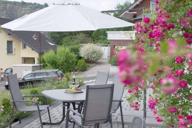 Fully equipped house with patio & yard | Dogs allowed — photo 3