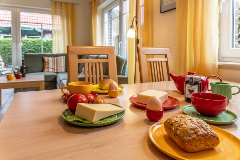 Schick und idyllisch gelegen: Das Reihenendhaus mit seinen ca. 70 qm ist modern und gemütlich zugleich eingerichtet. Die herrlich angelegte Terrasse in Südlage verspricht schöne gemeinsame Stunden. — photo 2