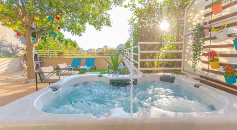New delux green garden apartment with hotube in Split