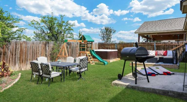 Hot Tub Nr Sea World Yard BBQ Swing Set Game Room — photo 4