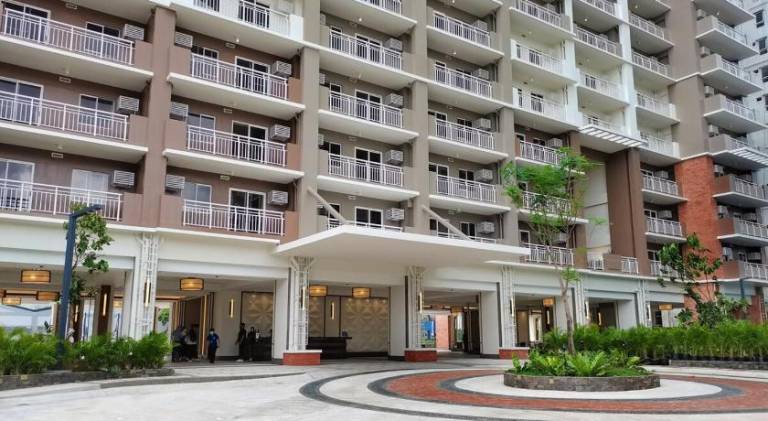 Affordable Whole 2 bedroom Condo high floor BGC — photo 4