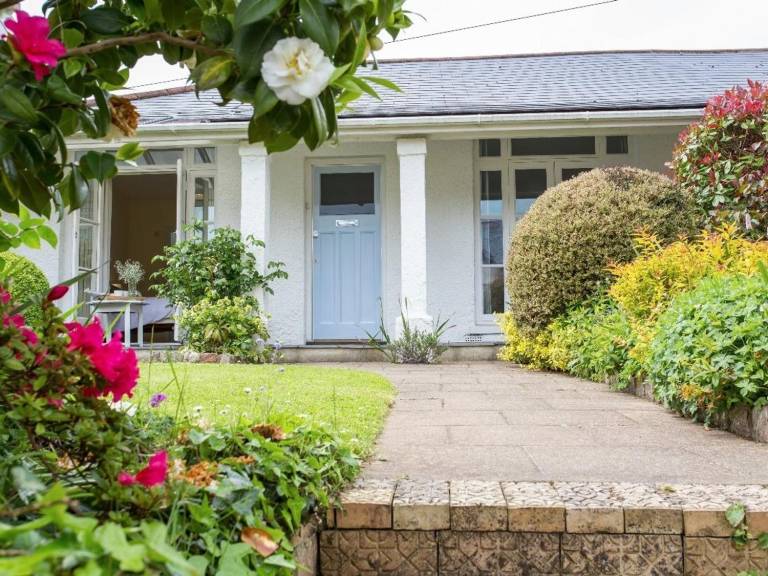 Family-friendly cottage with garden | Beach view | Pets are welcome in Paignton