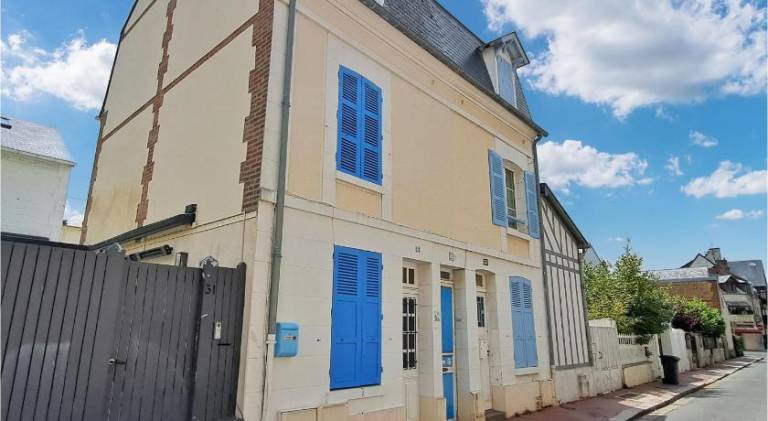 House with 1 room for 4 persons in Lisieux