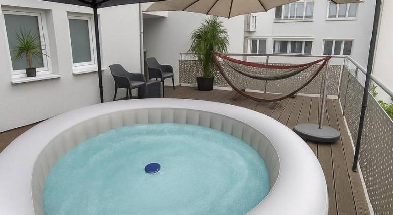 Rental apartment with hot tub — photo 4