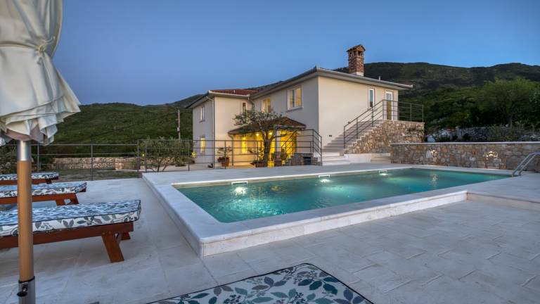 Villa with yard, private pool & barbecue — photo 2