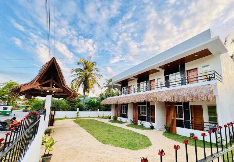 Serviced apartment with patio & yard in General Luna