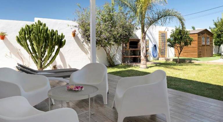 Vacation home with garden, BBQ & private pool | Pet-friendly — photo 2
