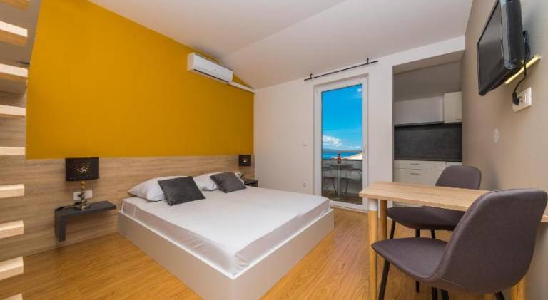 Holiday apartment with terrace & grill in Brela