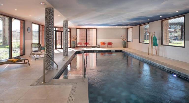 Serviced apartment with yard, terrace & jacuzzi | Suitable for remote work | Pets allowed in Rouen
