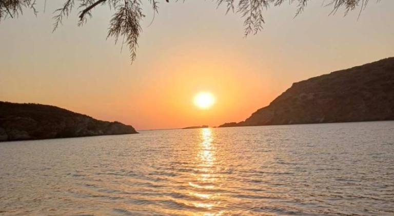 Vacation home with terrace & garden in Andros