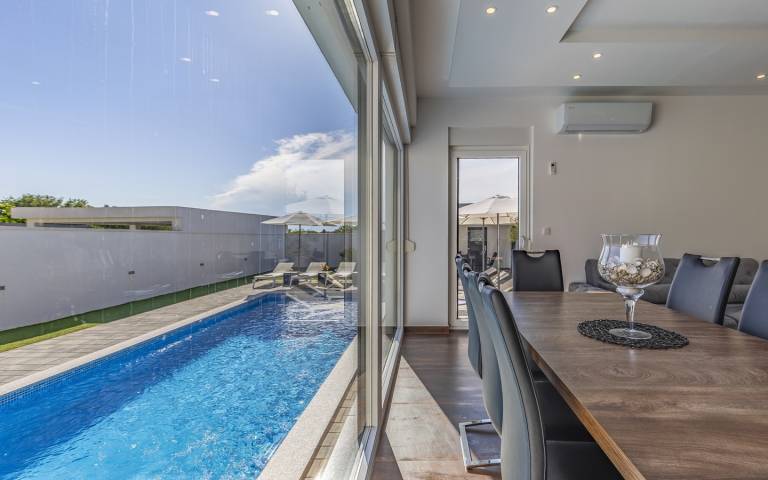 Child-friendly vacation home with BBQ, private pool & patio | Pets allowed — photo 5