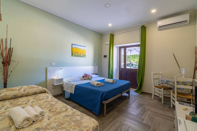 Apartment 'Casacecilia Relax Peppe' with Private Terrace, Wi-Fi and Air Conditioning — photo 2