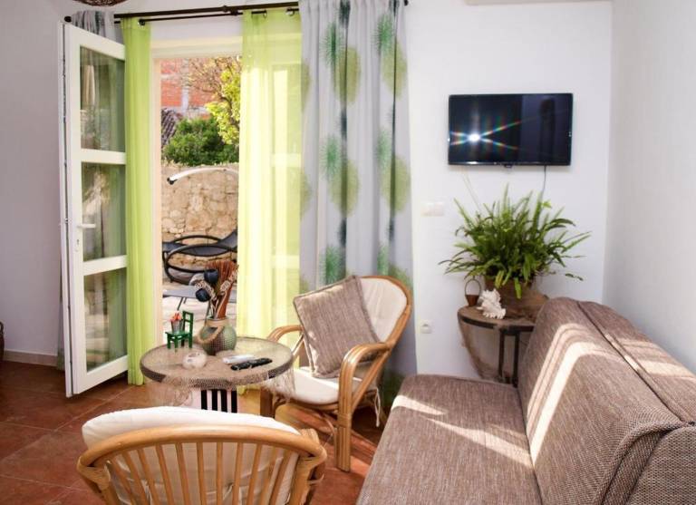 Apartment with yard | Garden view — photo 5