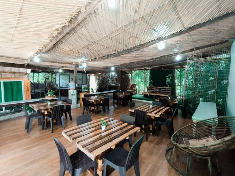 Vacation home with barbecue, pool & yard — photo 3