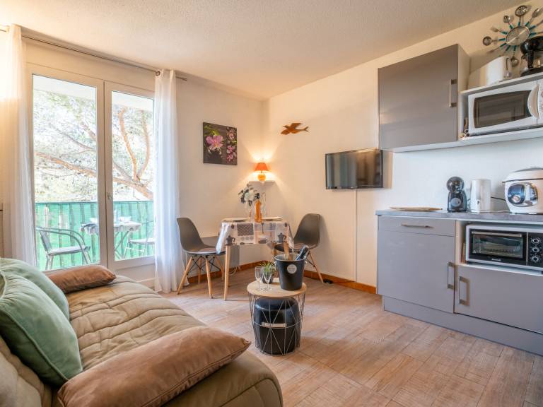 Rental apartment with patio — photo 2