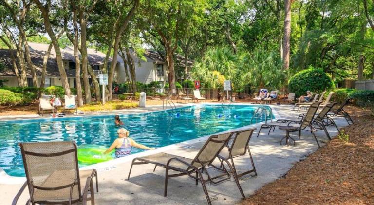 Vacation home with pool — photo 3