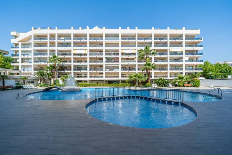 Apartment 'Apartamentos Salou - 112' with Shared Pool, Wi-Fi and Air Conditioning — photo 2