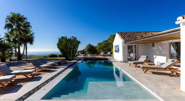 Villa with pool — photo 3
