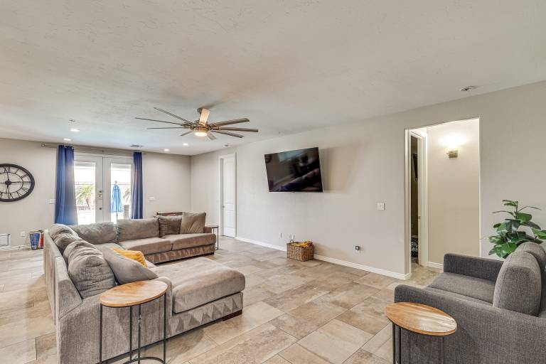 Modern Gem w/ Pool & Mtn Views in Lake Havasu City — photo 3
