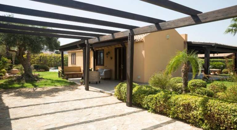 Villa with pool — photo 5