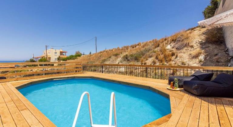 Apartment with private pool, garden & patio in Heraklion