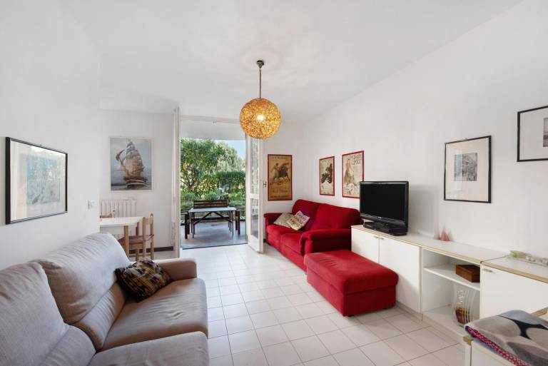 Holiday apartment with patio | Garden view — photo 2