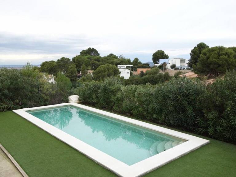 Vacation home with private pool & yard — photo 2