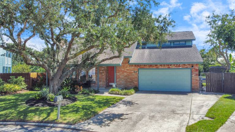 Vacation home with yard, patio & hot tub | City view — photo 2