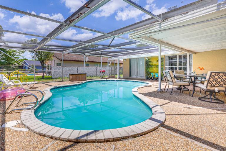 2 Mi to Downtown WPB Home w Patio & Pool