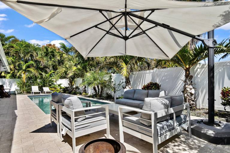 House with private pool, barbeque & yard — photo 4