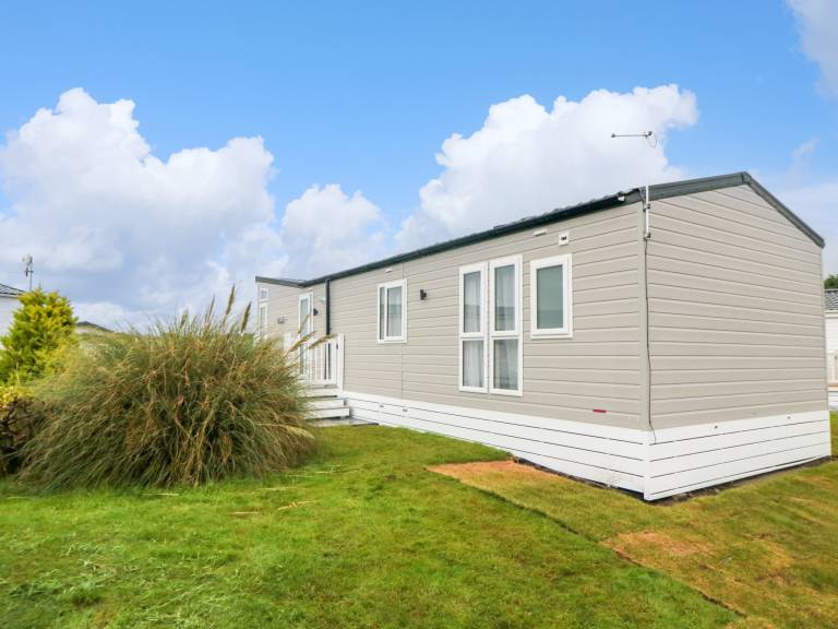 Cottage Cayton Bay