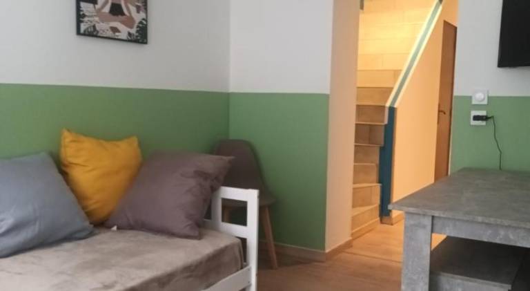 Holiday apartment with patio, yard & barbecue in Laon