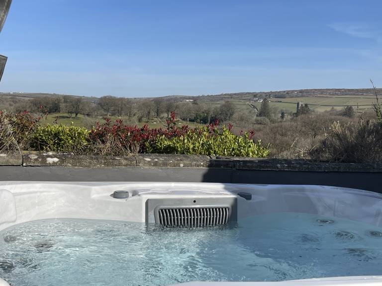 Cottage with yard & jacuzzi — photo 3