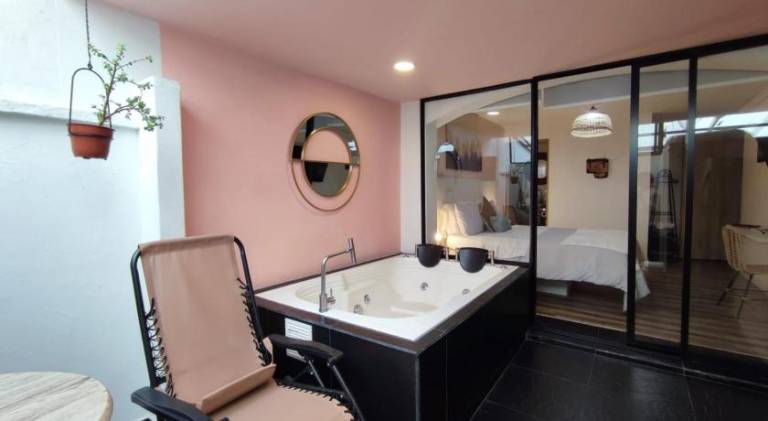 House with jacuzzi, BBQ & garden | Close to Lleras Park — photo 2