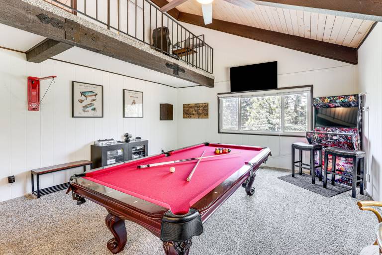 Private Hot Tub at Dog-Friendly Lake Arrowhead Gem — photo 3