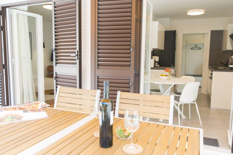 Fully equipped holiday apartment with garden, BBQ & patio | Sea view | Pet-friendly in Omisalj
