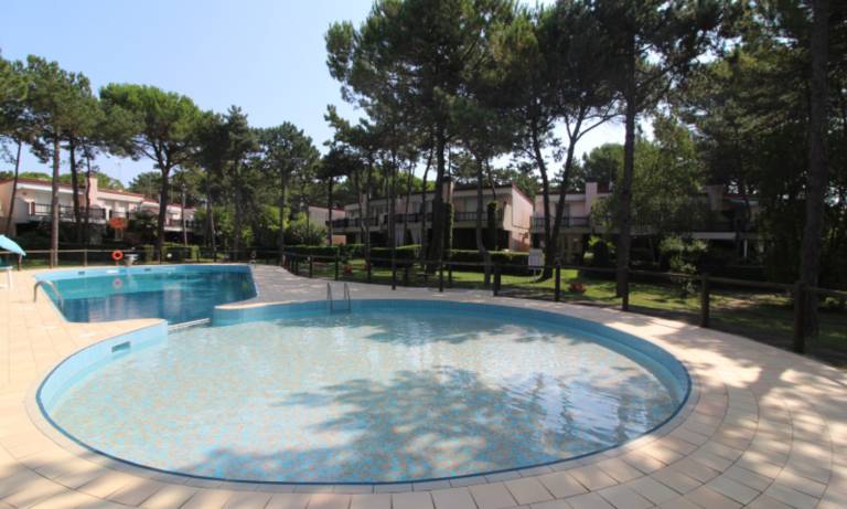 Villa with pool & garden | Garden view — photo 3