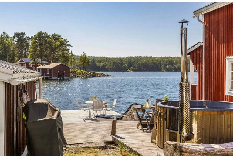 Vacation home with sauna, jacuzzi & patio | Sea view in Gävle