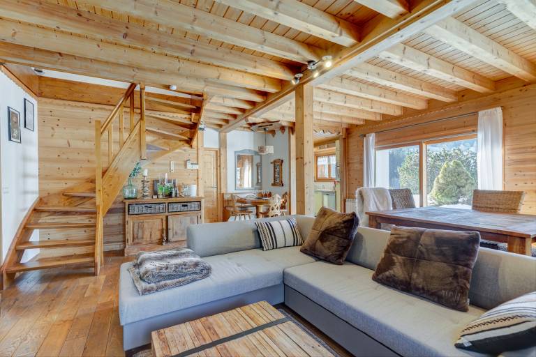 Chalet with terrace & yard — photo 2