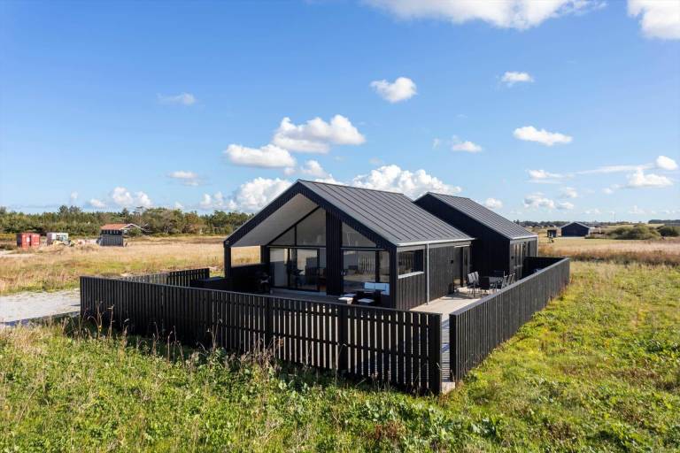 Vacation home with jacuzzi, BBQ & terrace in Lokken