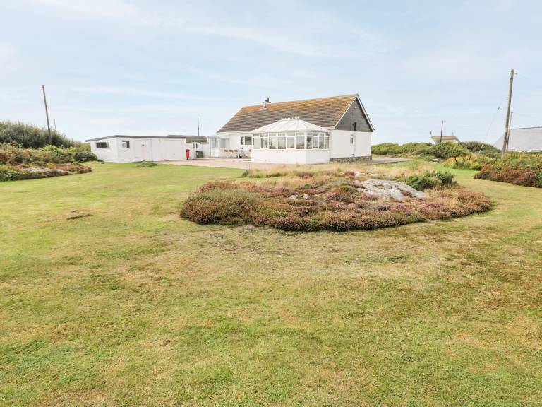 Cottage with yard | Beach view — photo 2