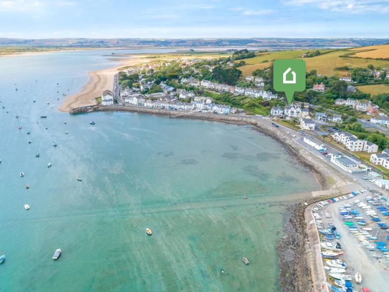 Fully equipped charming cottage with yard & jacuzzi | Water view | Beach nearby | Pet-friendly in Bideford