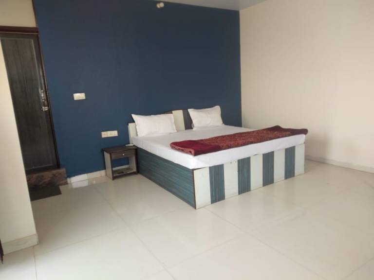 Rental apartment with garden & pool in Jaipur