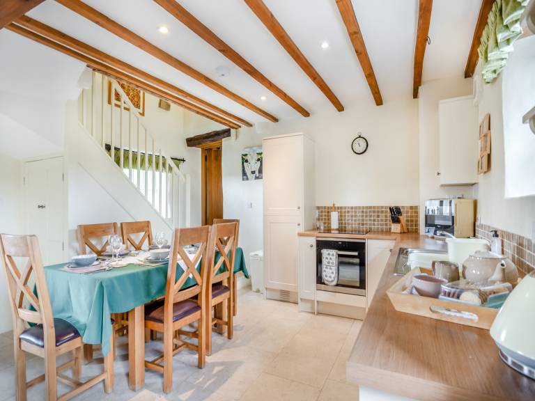 Family-friendly cottage with hot tub, BBQ & yard | Pets allowed — photo 4